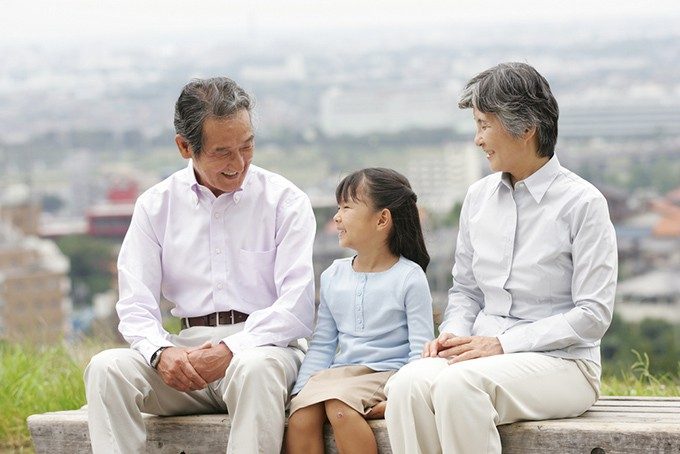 祖父母と子供の座る風景