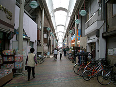 天下茶屋駅前商店街アーケード内