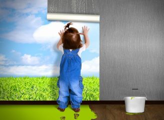 壁紙を貼る子供