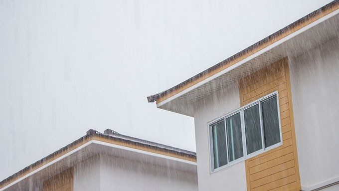 雨が降る外の景色