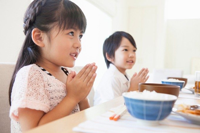 食卓に座るこども達