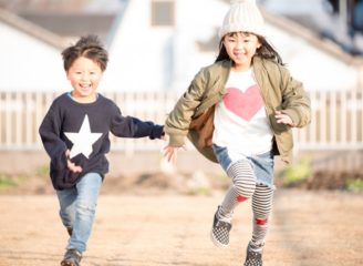 手を繋いで走る少年と少女