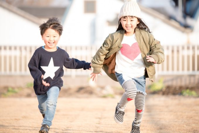 手を繋いで走る少年と少女