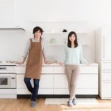 キッチンの前に立つ男性と女性
