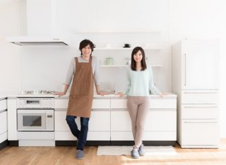 キッチンの前に立つ男性と女性