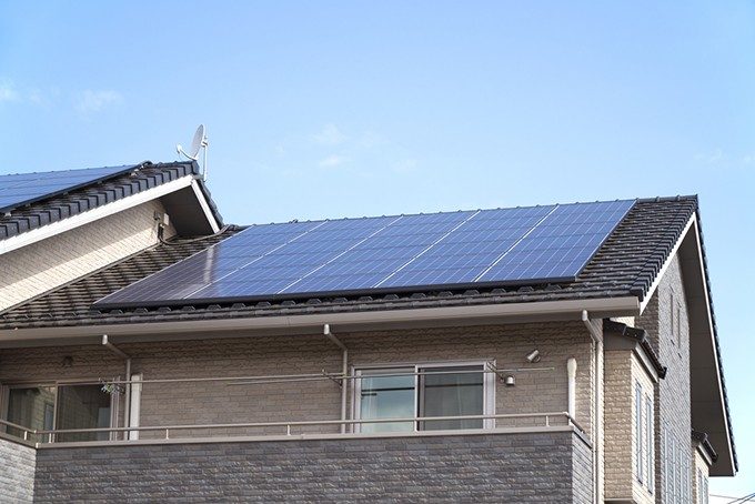 屋根に設置された太陽光発電パネル