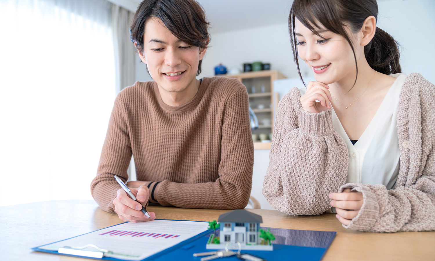 家の事を話し合う夫婦