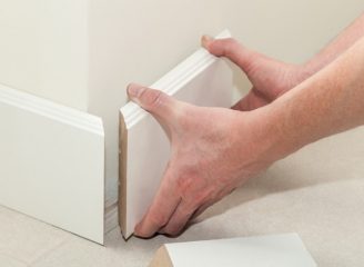 巾木を組立てる画像