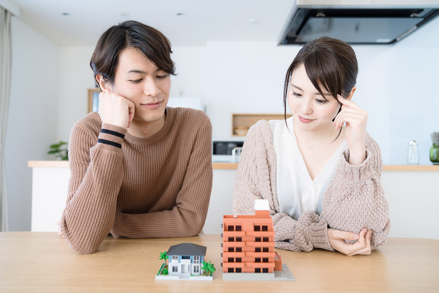 住宅の購入を考える夫婦